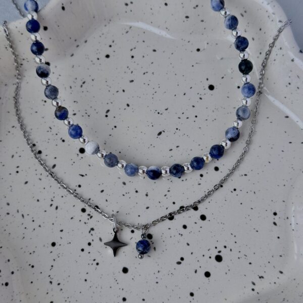 Sodalito ir hamatito vėrinys bei lengva grandinėlė su žvaigždute