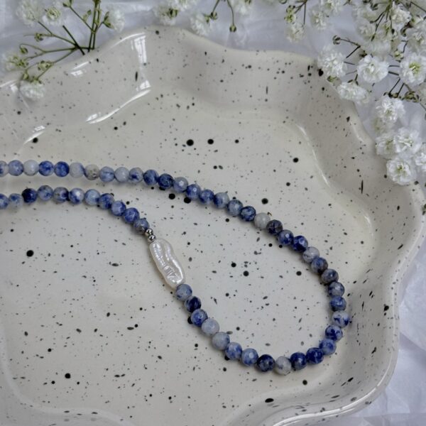 Sodalito vėrinys su barokinio perlo detale