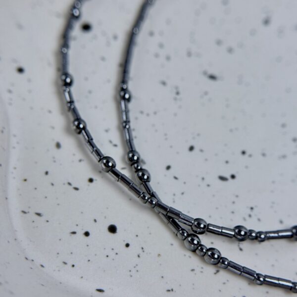 Tamsaus hematito vėrinys