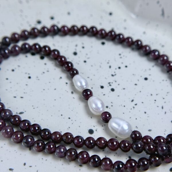 Vėrinys iš granato ir trijų perlų akcentų