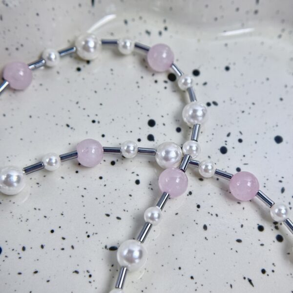 Vėrinys iš rožinio kvarco ir perlų masės.