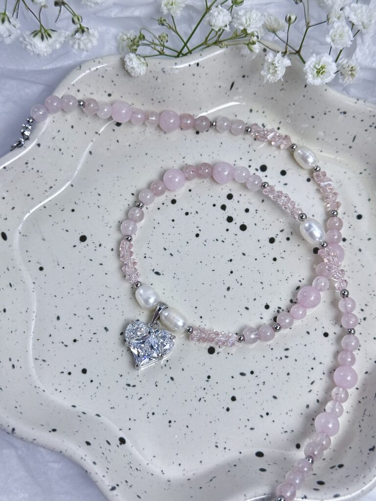 Rožinio kvarco vėrinys