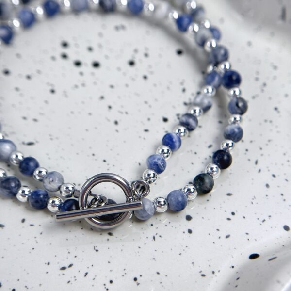 Sodalito ir hematito vėrinys