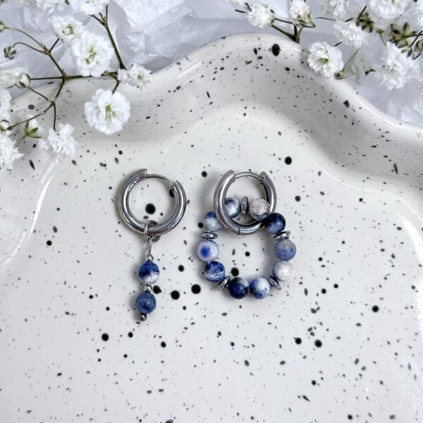 Auskarai su sodalito akmenukais