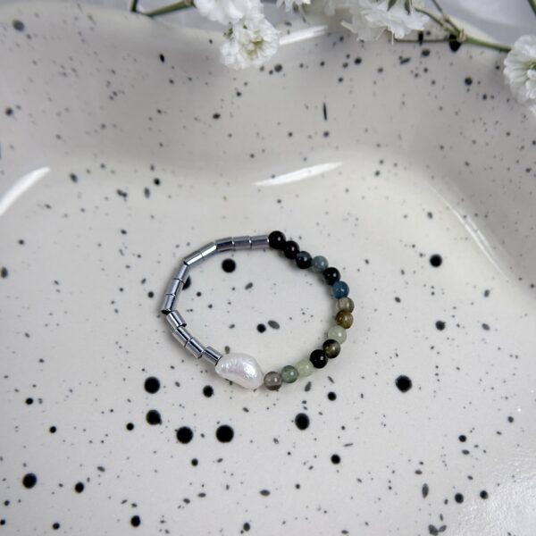 Turmalino ir hematito žiedas su perlo detalė (nuoktauka- )