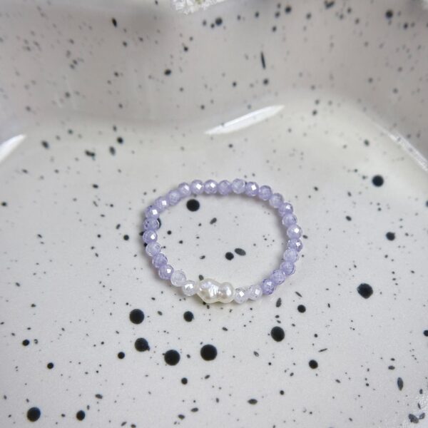 Cirkonio žiedas su perlo detale