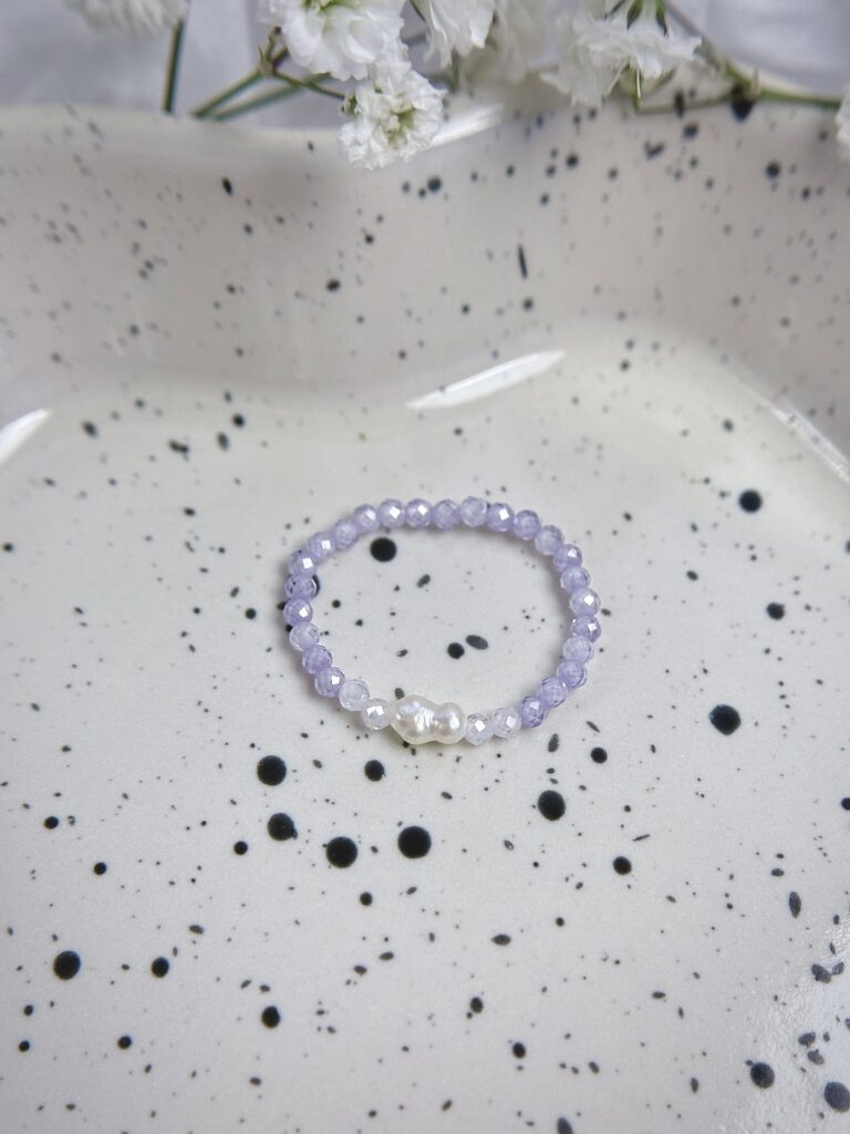 Cirkonio žiedas su perlo detale