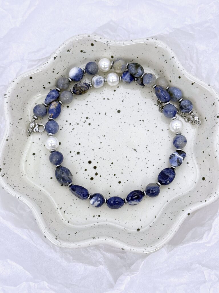 Sodalito ir perlų vėrinys